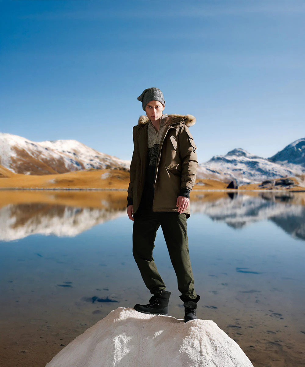 Men's Down Jacket Topped With A Luxurious Fur-Lined Hood