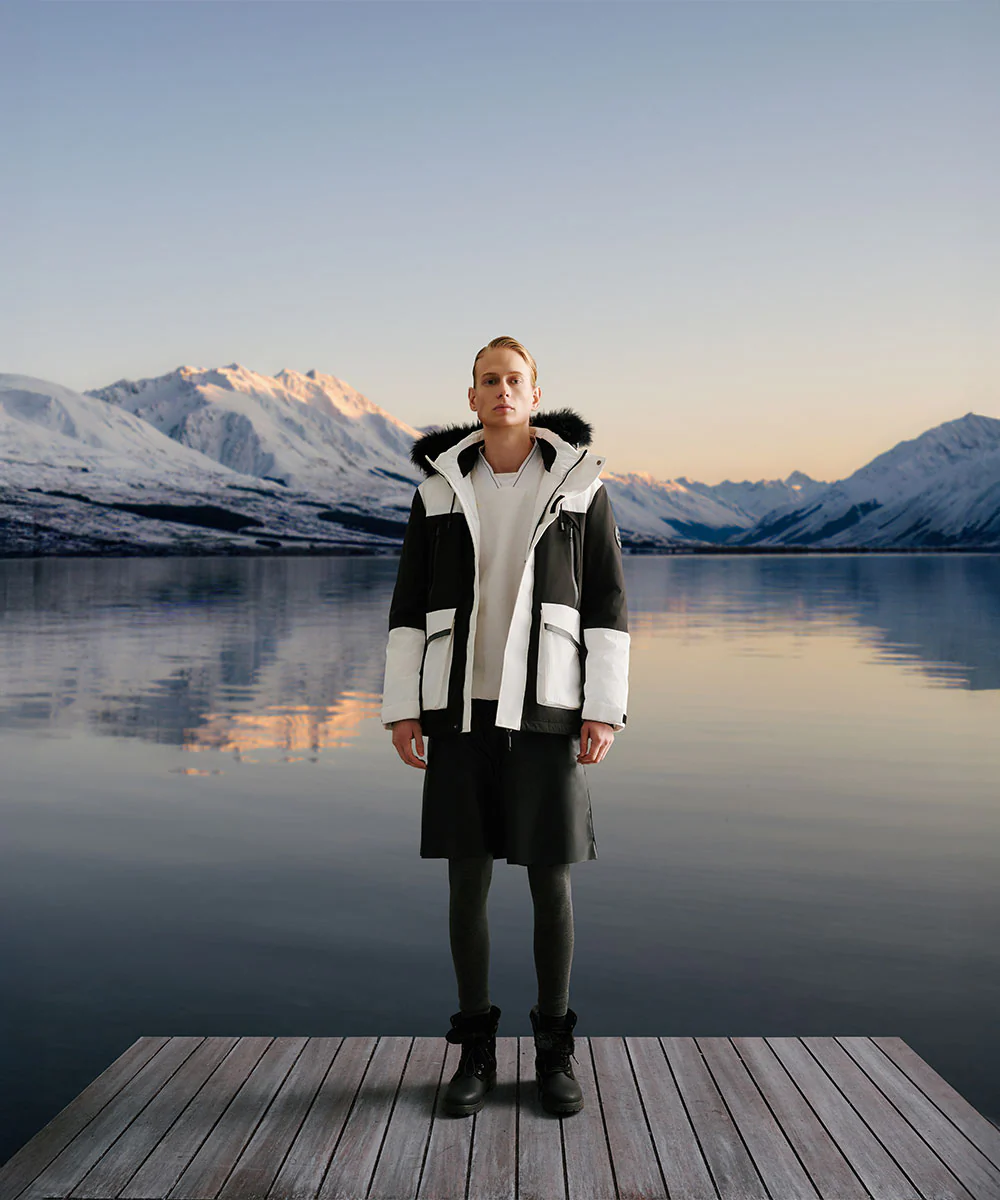 Men's Down Jacket Topped With A Luxurious Fur-Lined Hood